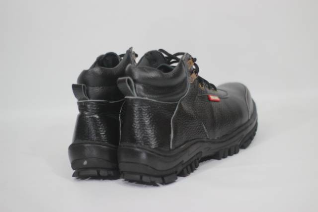 Sepatu boots safety-proyek-kerja-lapagan bahan kulit ujung sepatu ada besinya