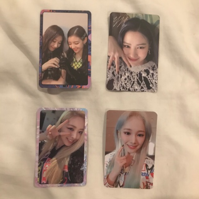 Itzy dan Everglow Photocard