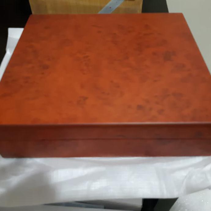 kotak cerutu (humidor box)