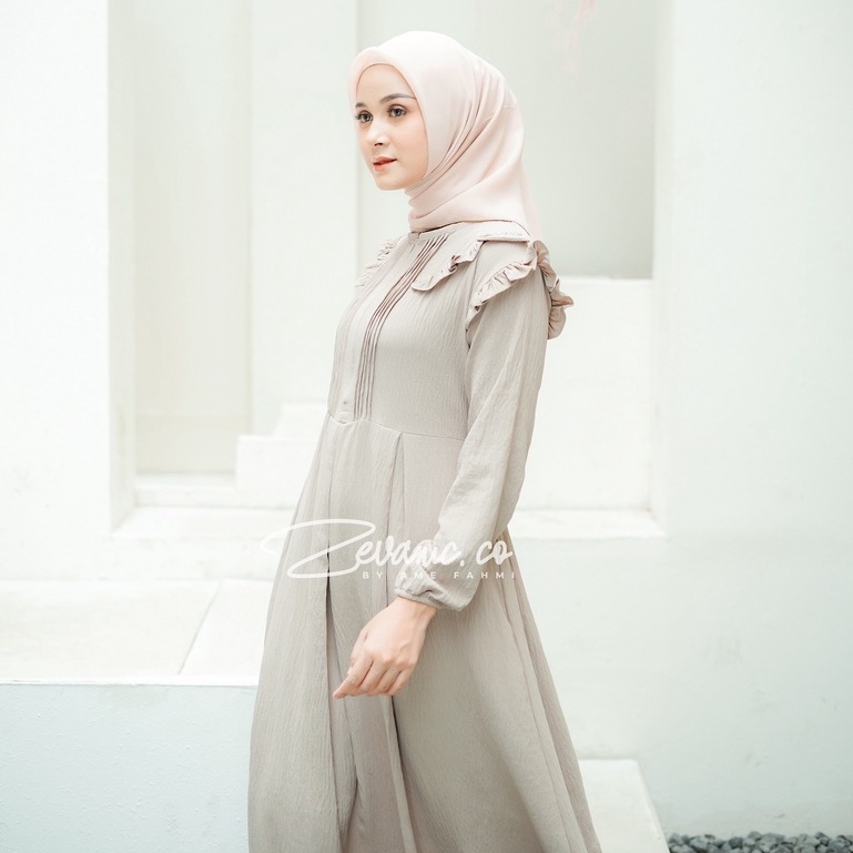 Tavisha Maxi Dress Material Crinkle Dengan Aksen Lipit Di Bagian Dada / Ruffle | Zevanic.co-Sand Size B