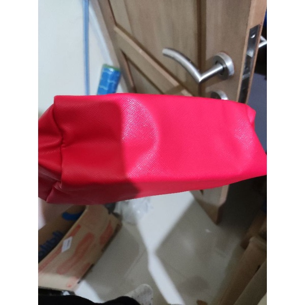 kantong pouch olay warna merah