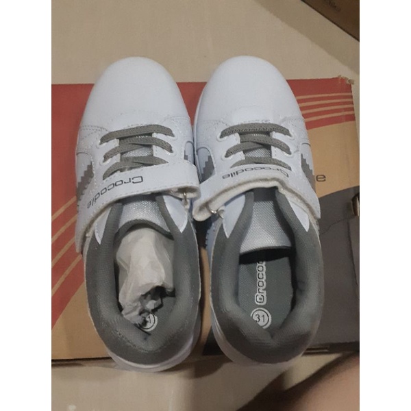 Sepatu anak perempuan