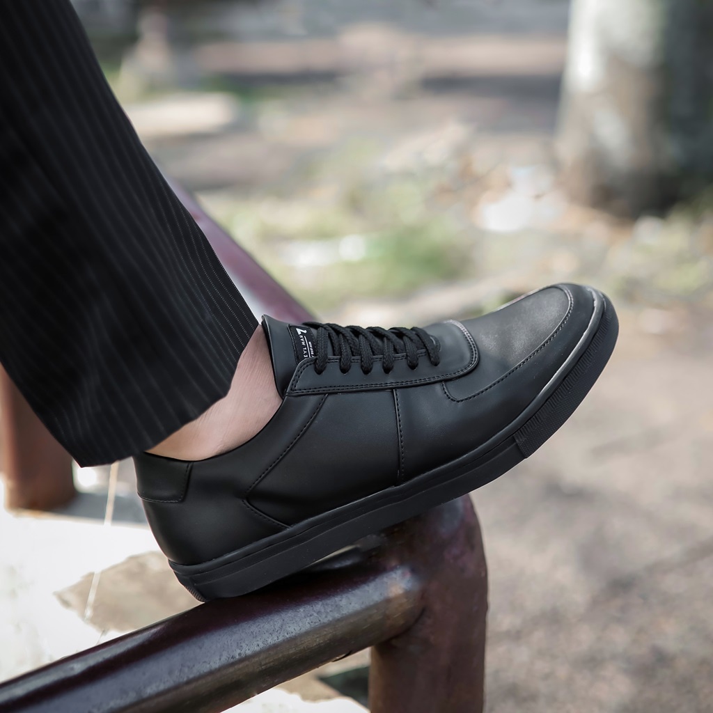 FAMO FULL BLACK ORIGINAL x REYL MAN Sepatu Sneakers Hitam Polos Pria Kets Tali Formal Casual Jalan Santai Hangout Kondangan Sekolah Kuliah Kerja Kantor Distro Fashion Semi Kulit Premium Skate Footwear Big Size Jumbo Ukuran Besar 44 Keren Terbaru Branded