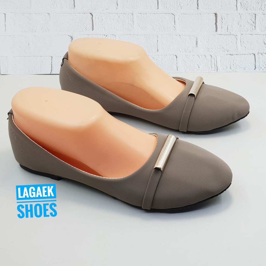 Sepatu Kerja Wanita Slip On Flat Dewasa Size 36 Bahan Suede Abu Abu Dengan Aksesoris Besi Polos