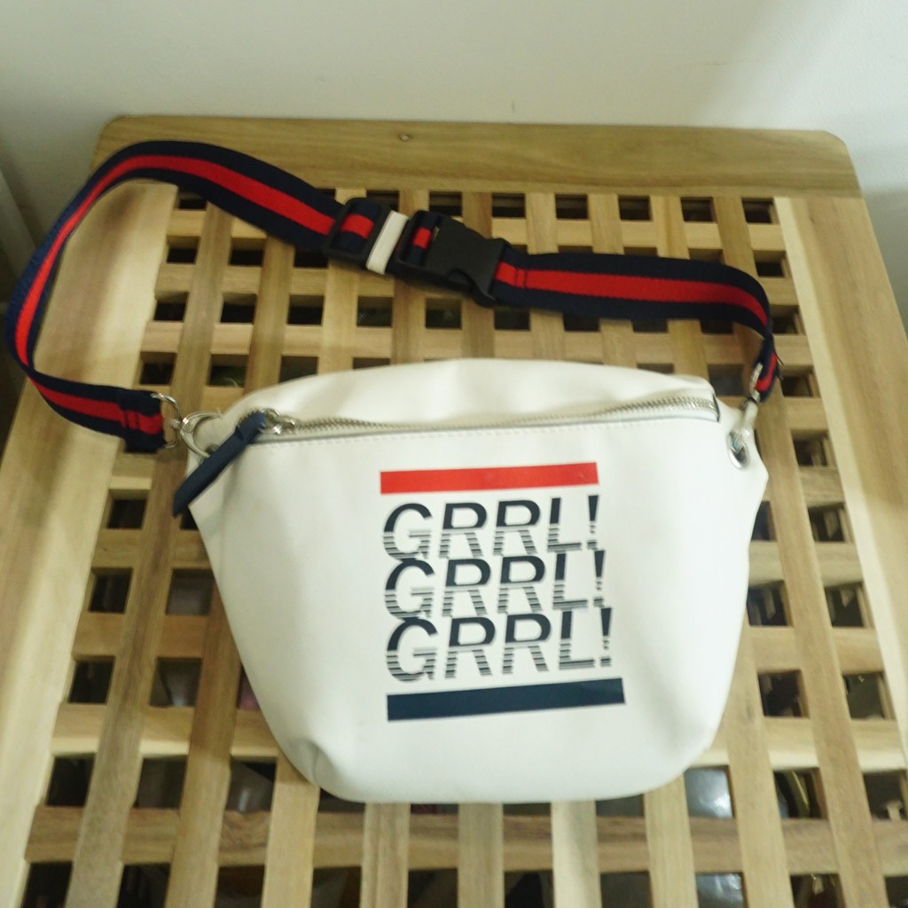 WAIST BAG/BUM BAG/TAS SELEMPANG Stradivarius Putih Grrl Grrl Grrl (preloved/bekas)
