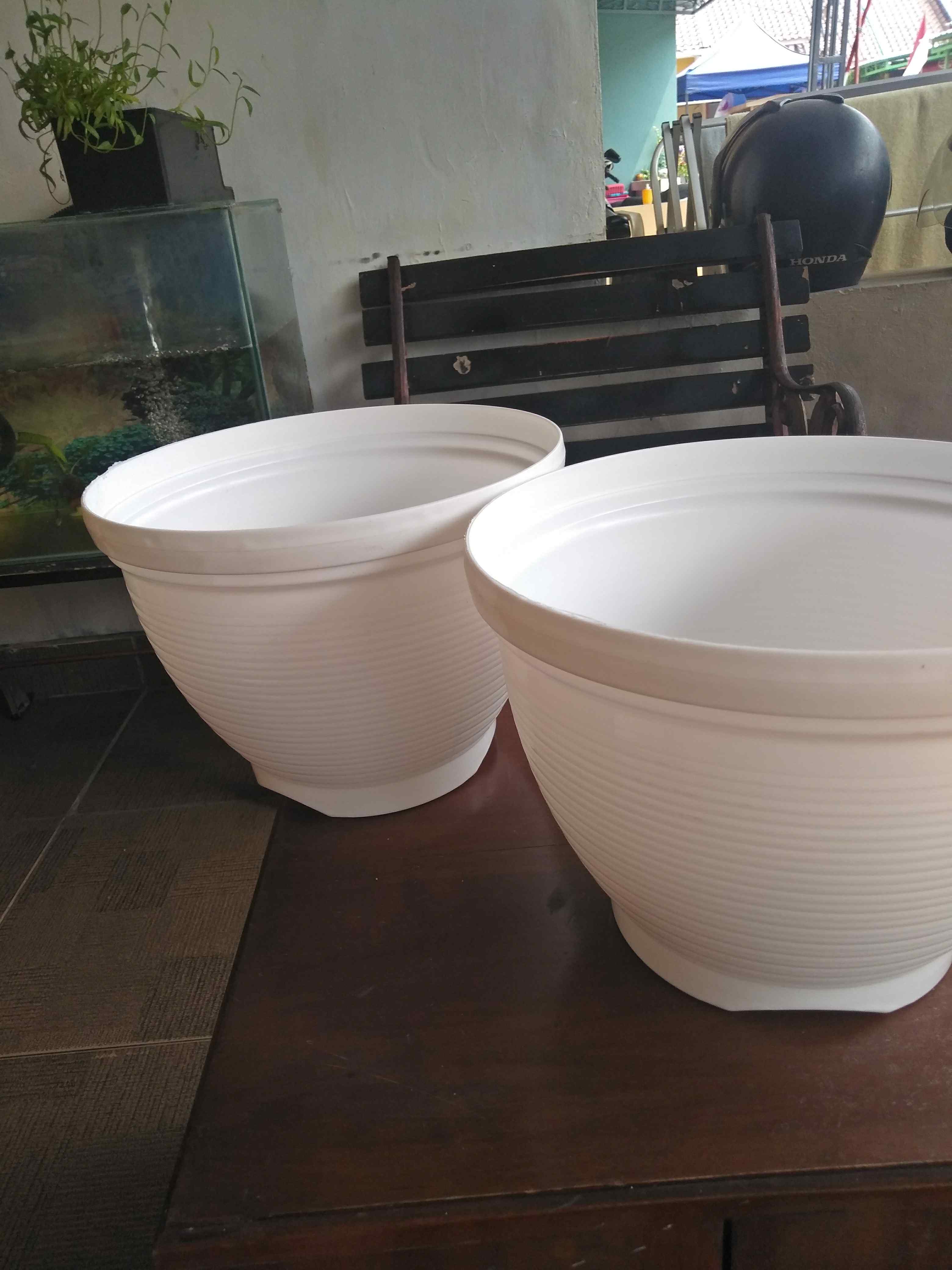Pot Bunga Tanaman Motif Lebah Warna Putih 24cm - Nkt