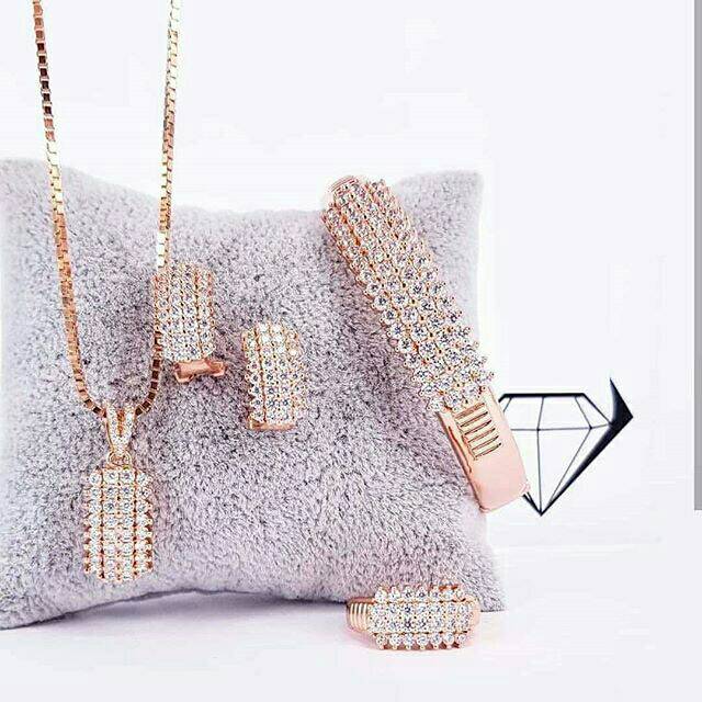 Set perhiasan berlian replika imitasi