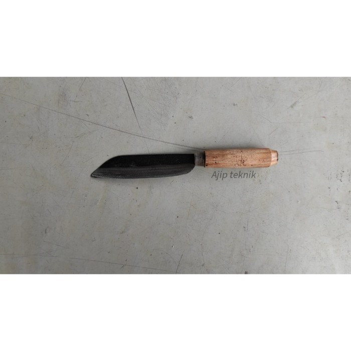 Pisau baja hitam gagang kayu