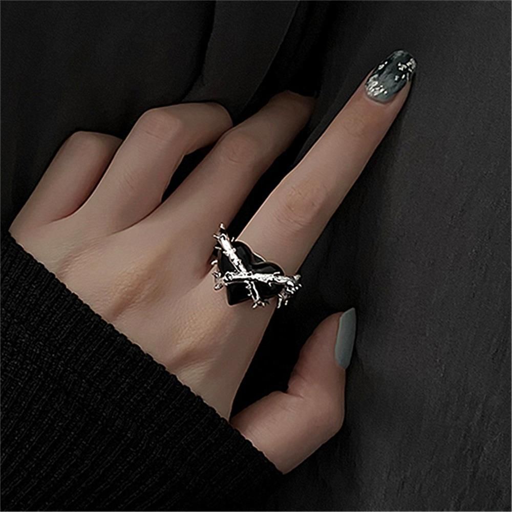 Cincin Bentuk Hati Bahan Alloy Warna Hitam Silver Gaya Punk Gothic Untuk Pria Dan Wanita