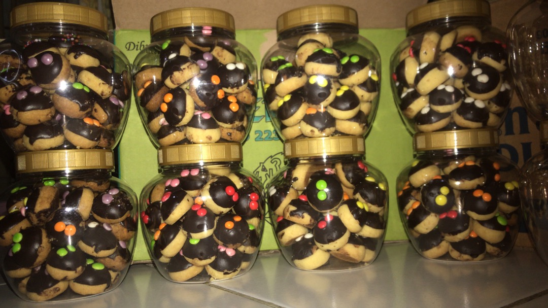 Wadah Toples Jar Botol Plastik Kue Kering Lebaran Bulat Apel 300ml