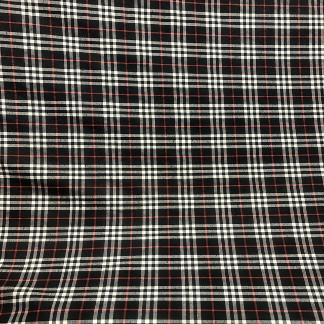 Kain katun kotak motif bruberry warna hitam