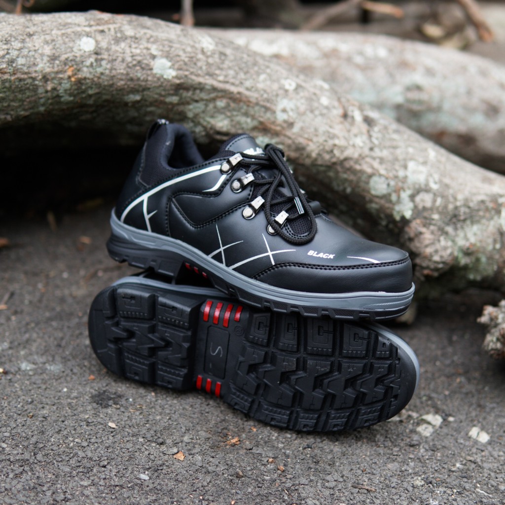 Sepatu boots pendek safety pria Black Force Titan proyek kerja lapangan ujung besi semi kulit Hitam