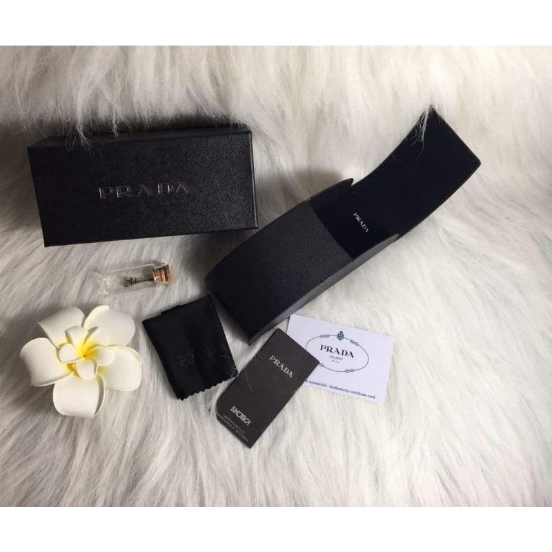 Box kacamata prada