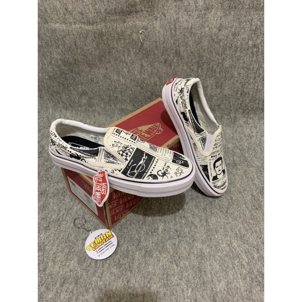 SEPATU VANSS SLIP ON ASHL3Y WILMS NEWS PAPER WHITE MOTIF KORAN