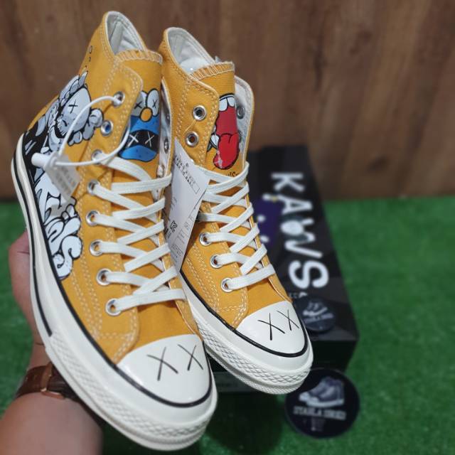 harga converse x kaws