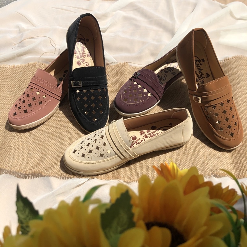 Sepatu Flat Wanita Sol Karet Polos Aksen Belt 3