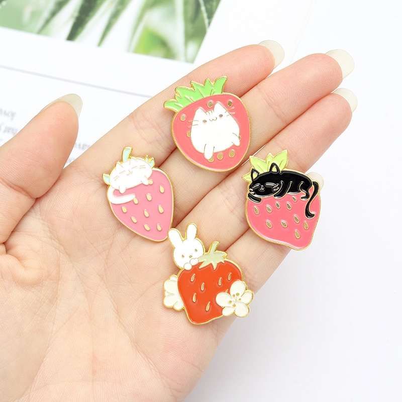 Bros Pin Enamel Desain Kartun Kucing / Kelinci / Kue / Strawberry Untuk Anak