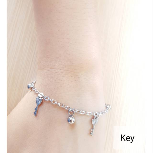 SET Gelang Tangan Kaki Key &amp; Padlock Titanium Silver Antikarat