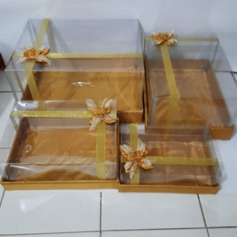 

Kotak hantaran pita mika gold isi 4