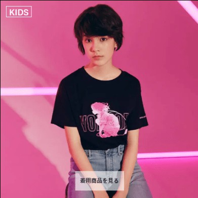 Kaos UNIQLO - YOASOBI X UNIQLO (SHORT-SLEEVE GRAPHIC T-SHIRT)NOVEL INTO MUSIC