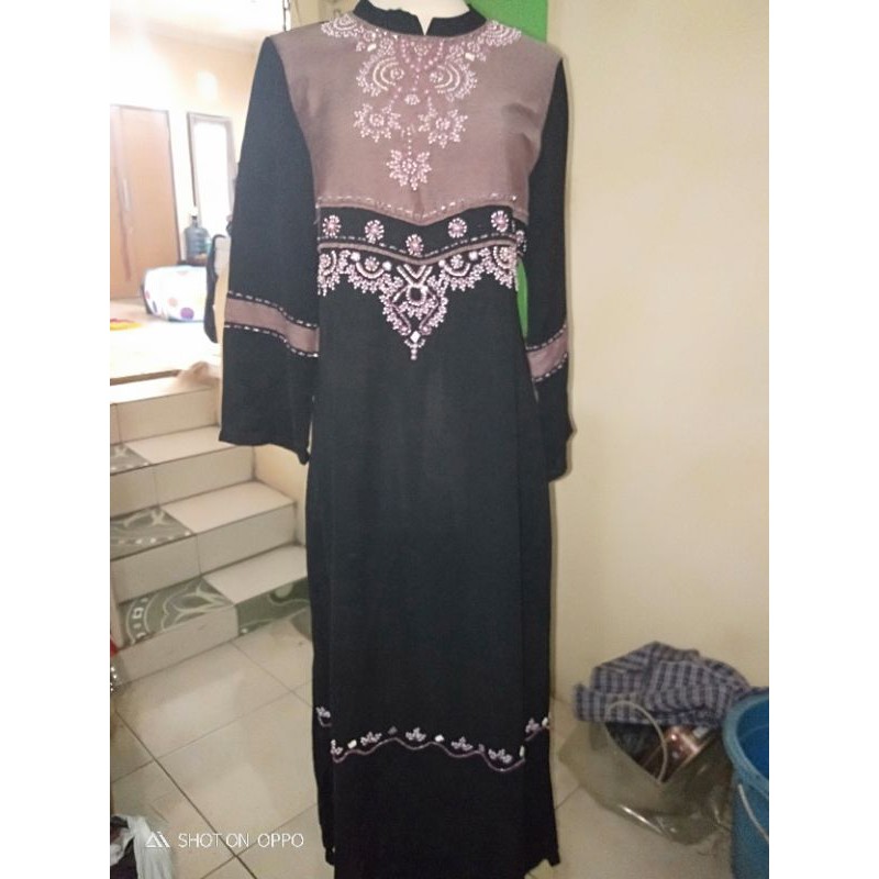 gamis hitam manik