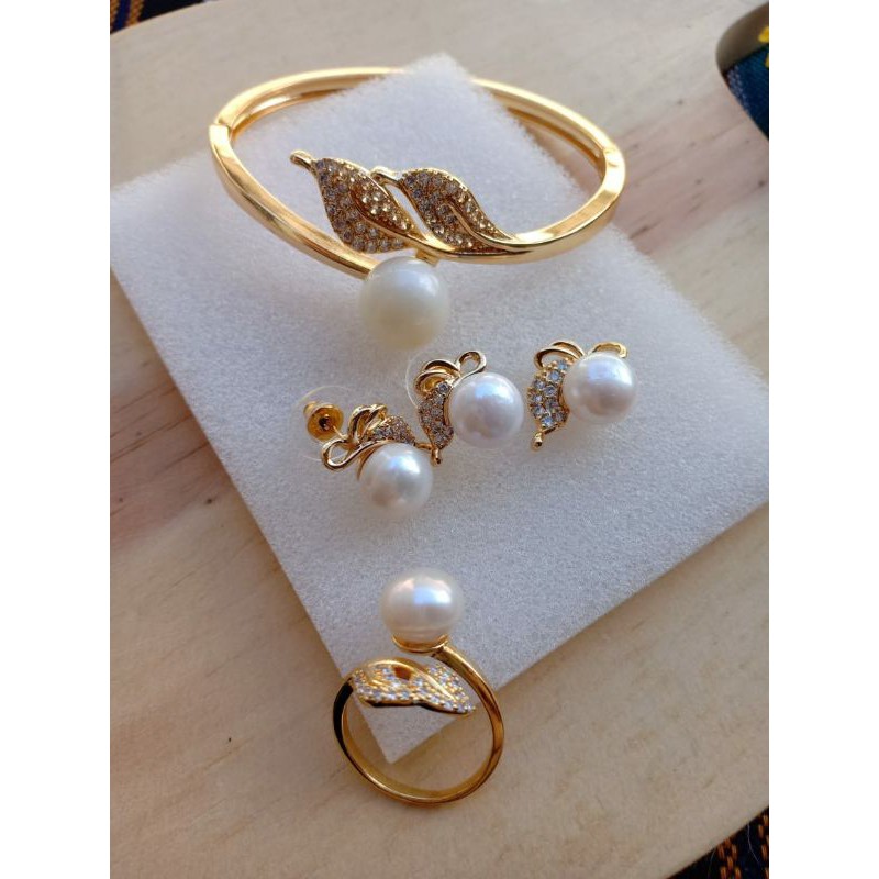 one of set satu set mutiara air tawar asli lombok