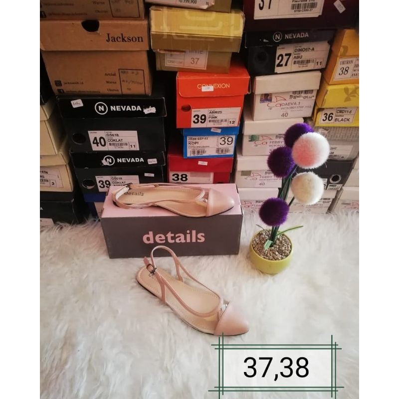 SEPATU SANDAL FLAT MERK DETAILS
