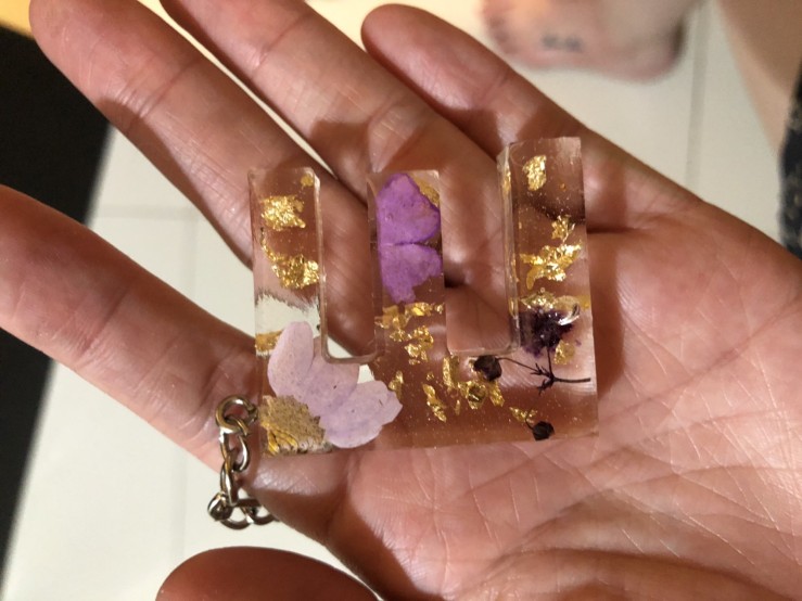 Dramatic Alphabet Gantungan Kunci Resin