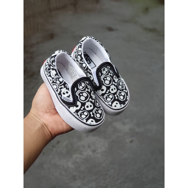 Sepatu anak slip on motif dino / glowskull