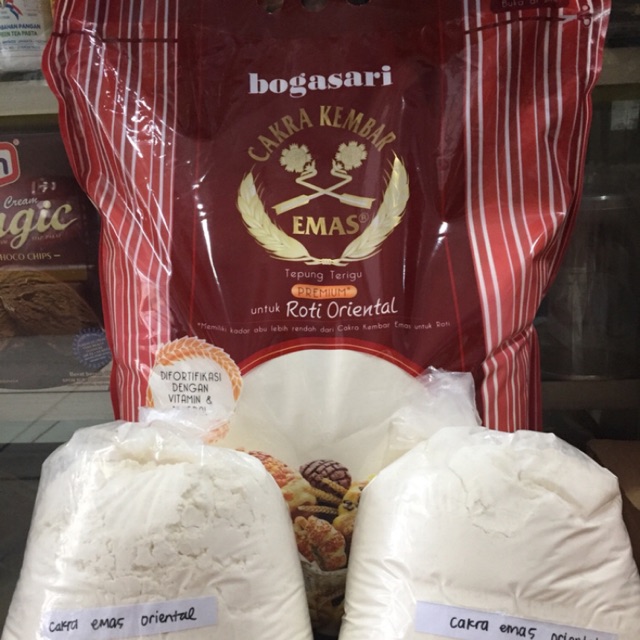

Tepung cakra emas roti oriental protein tinggi repack 1kg