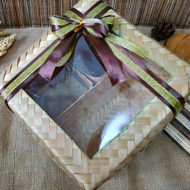 

Besek Box Sekat 3 Mika+Pita Double|Wadah Nasi|Tempat Saji|Sokase Bali|Genduri|Hantaran|Food Box | Anyaman Bambu | Besek | Wadah Makanan | Tempat Makanan | Nasi | Hantaran