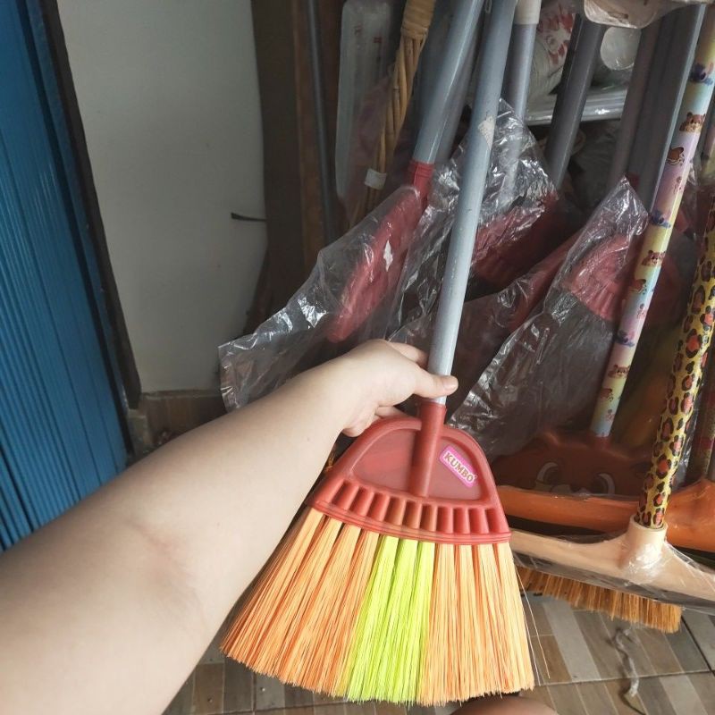 sapu nilon kumbo pendek / sapu kasur / sapu pendek gagang kayu kumbo nilon plastik warna