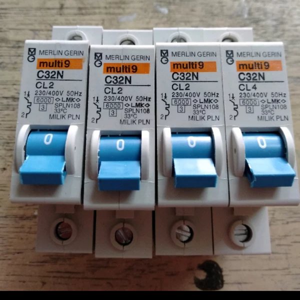 MCB MERLIN GERIN BIRU 2A 4A 6A 10A 16A 20A 32A 40A 63A MULTI9 2 4 6 10 16 40 AMPERE