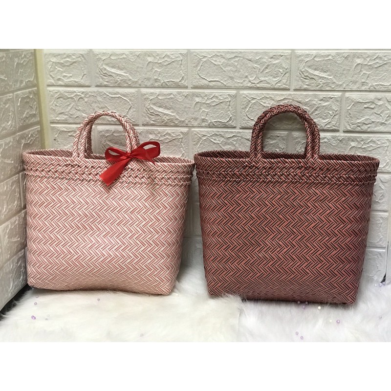 

Tas Anyaman HAMPERS LURIK Colorful Ukuran 25 x 12 Tinggi 25 / Tas Hampers Lebaran Serbaguna