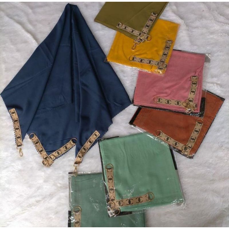 Hijab Segiempat Voal Gesper