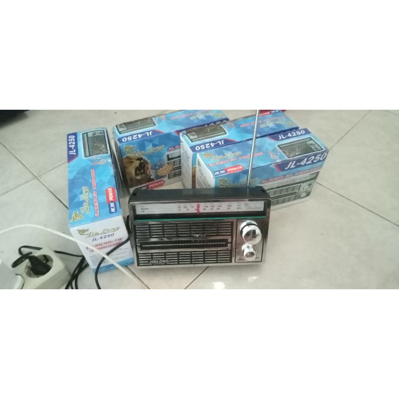 radio batu baterai dan listrik