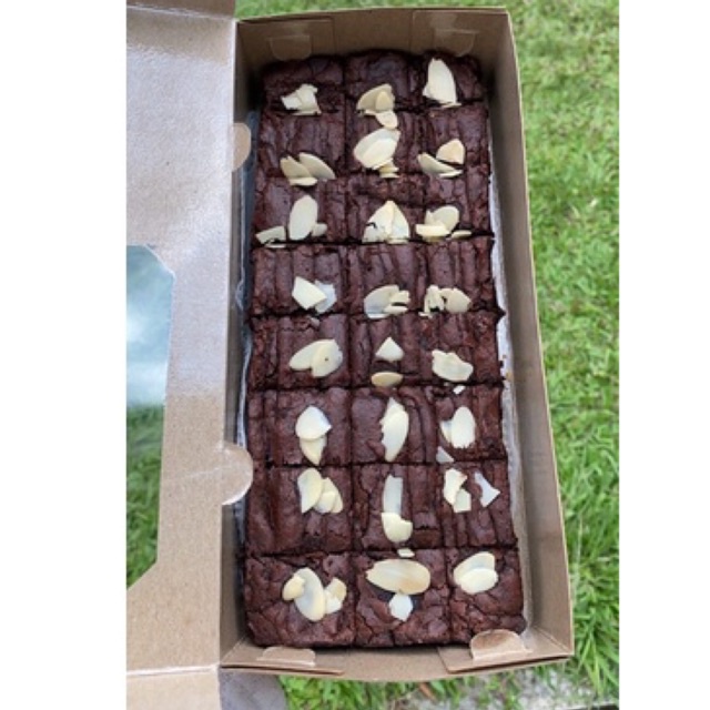 

fudgy brownies almond