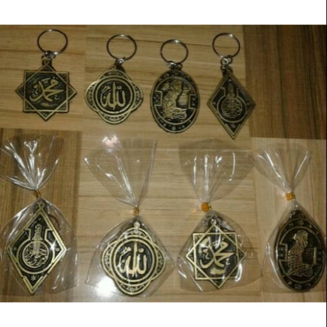 SOUVENIR PERNIKAHAN GANTUNGAN KUNCI RESIN KALIGRAFI