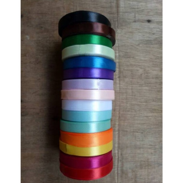 

Pita satin 1/2 inch (1,3 mm) harga per rol
