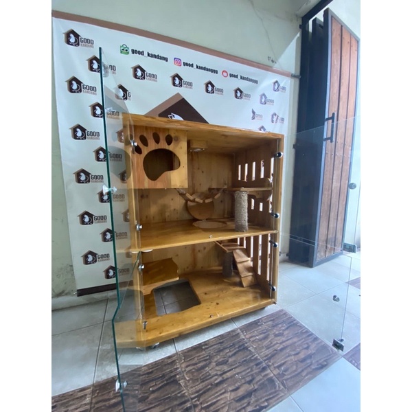 Kandang kucing kayu dan kaca.