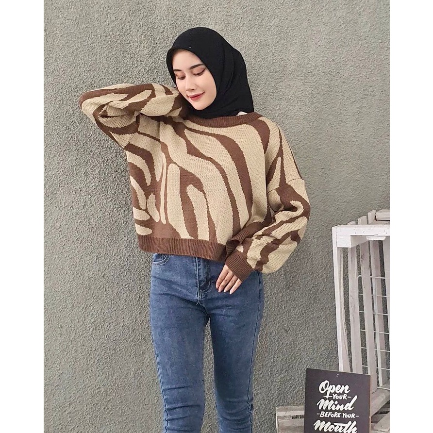 Crewneck crop zebra sweater rajut