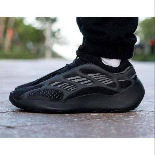 yeezy boost 700 v1 black