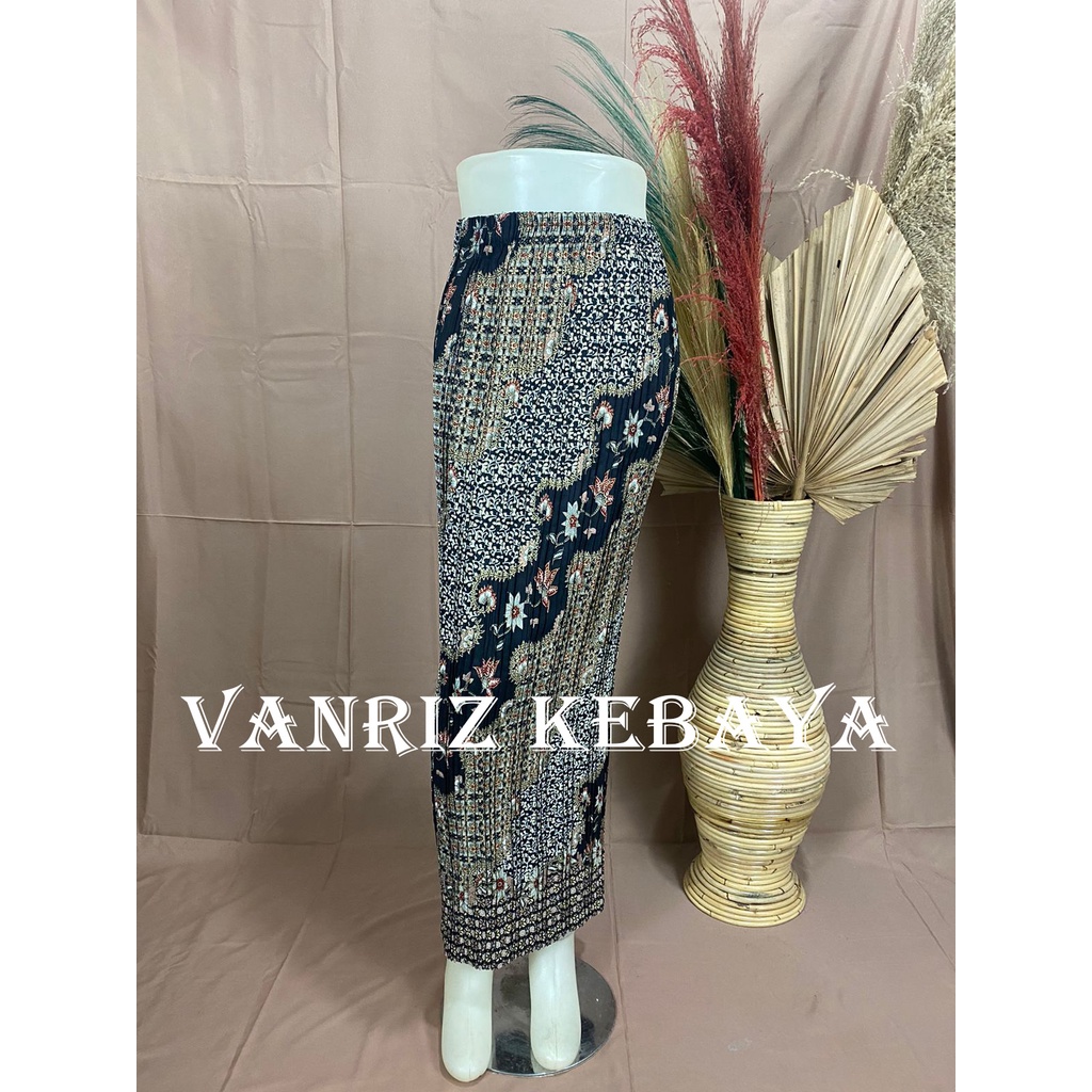 Vanriz Kebaya-Rok Plisket Batik Kebaya