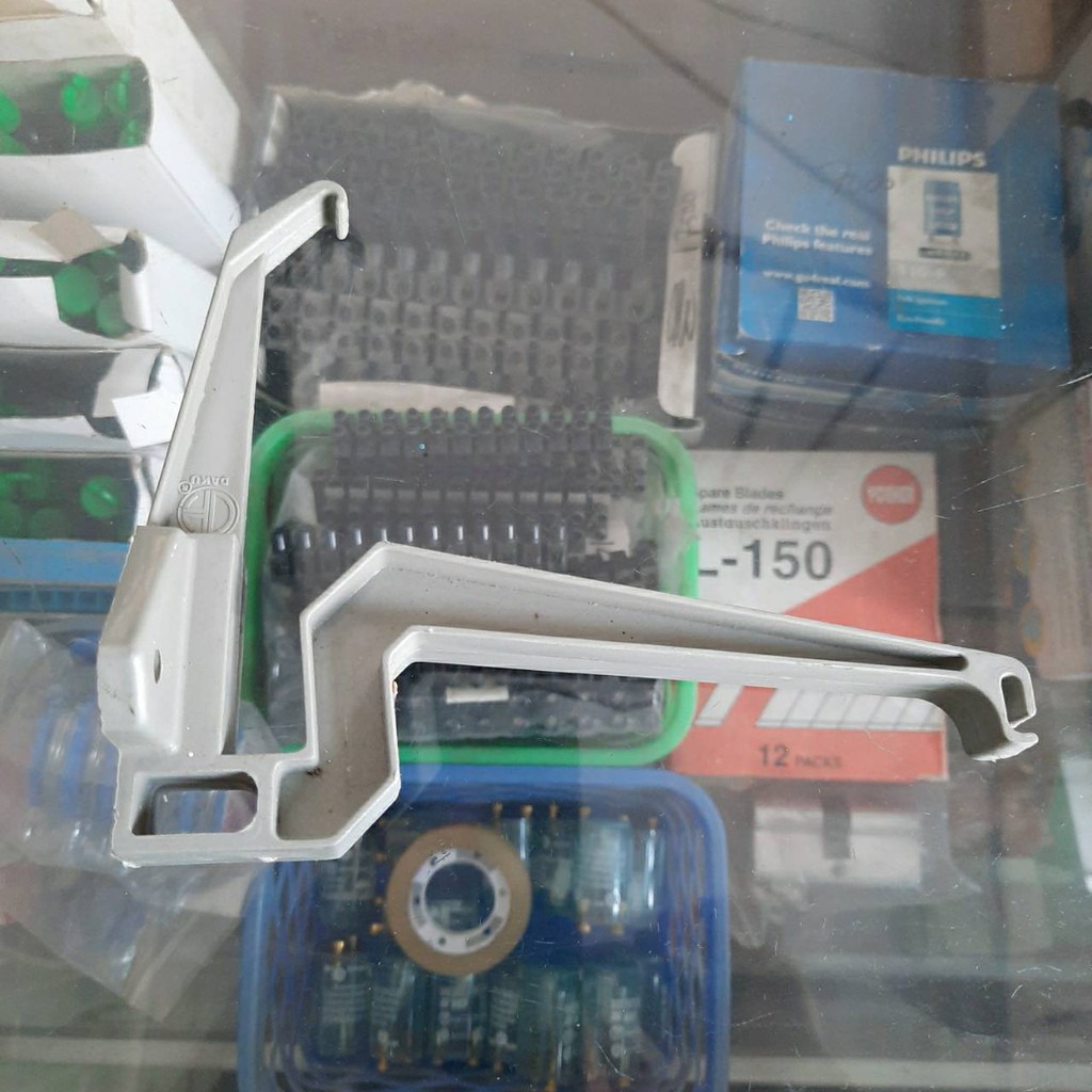 klem / gantungan / cantolan penyangga talang kotak pvc