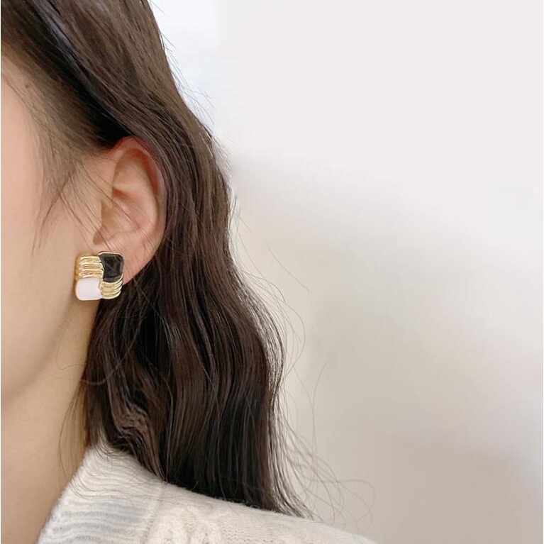 925 jarum perak hitam dan putih square stud anting-anting retro sederhana Korea pribadi fashion anti