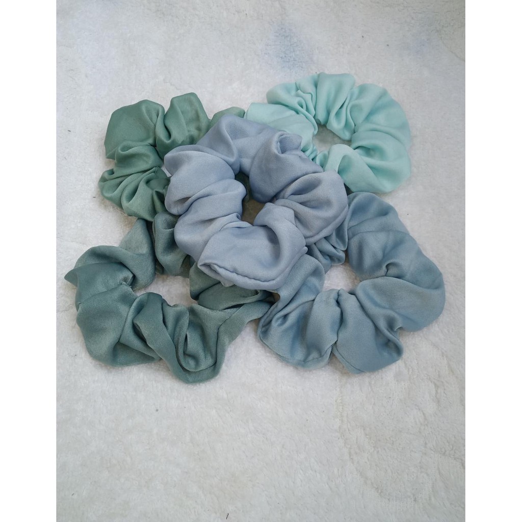 

SCRUNCHIE SATIN UKURAN SEDANG