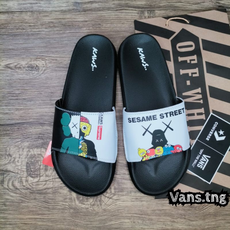 Sandal Slop KAWS Sesame Black White Premium / Sandal Slide KAWS /Sandal Murah /Sendal cowok /sandal cewek Terlaris