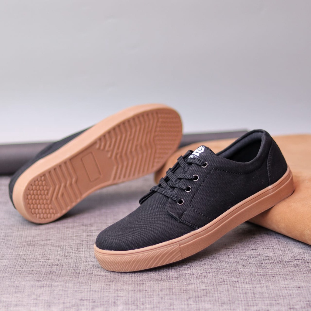 NERO Sepatu Kasual Sneakers Pria Original Sepatu Skate Cowok Trendy Simple Murah Anti Slip