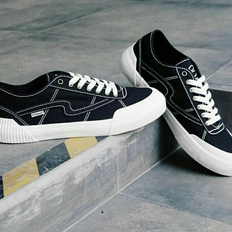 Patrobas Equip Black White Low