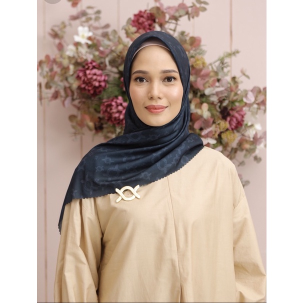 Liberty scarf wearing klamby